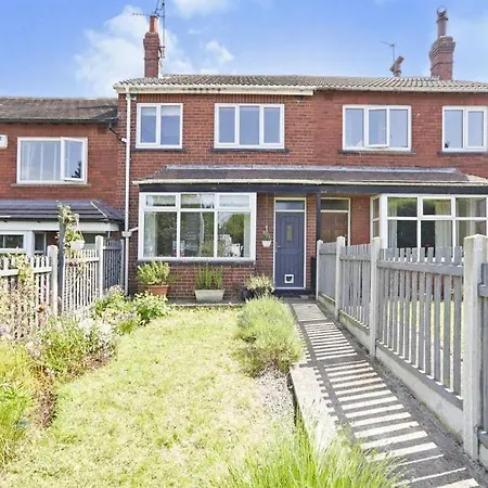 3 Bedroom 4 Bed Townhouse - Free Parking - Get In Touch For Personalised Quotes Holiday home *