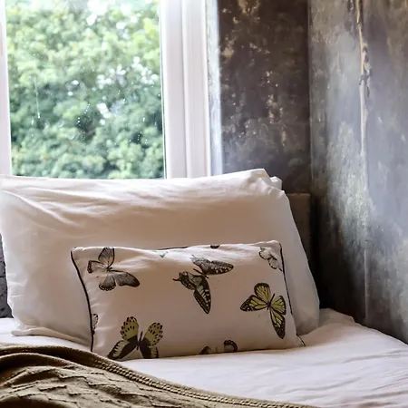 3 Bedroom 4 Bed Townhouse - Free Parking - Get In Touch For Personalised Quotes Holiday home