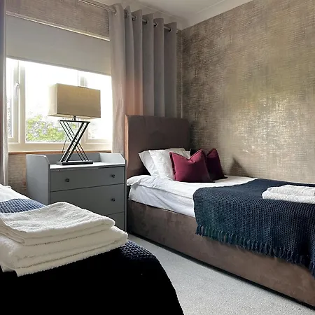 3 Bedroom 4 Bed Townhouse - Free Parking - Get In Touch For Personalised Quotes Leeds (West Yorkshire)