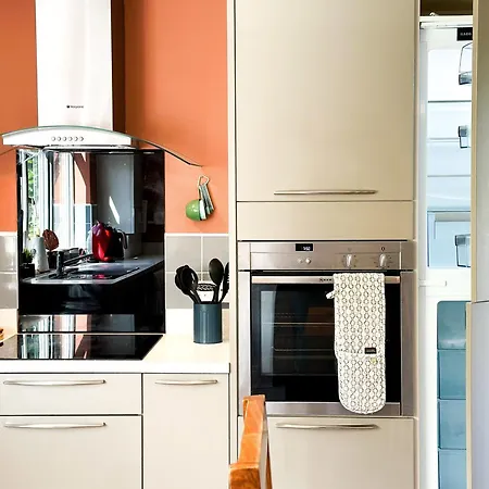 3 Bedroom 4 Bed Townhouse - Free Parking - Get In Touch For Personalised Quotes Holiday home