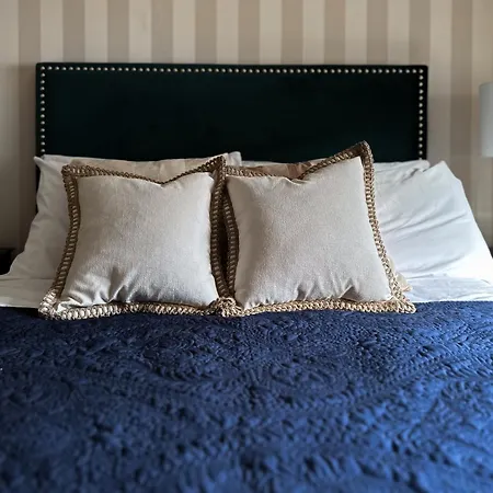 3 Bedroom 4 Bed Townhouse - Free Parking - Get In Touch For Personalised Quotes Holiday home Leeds (West Yorkshire)