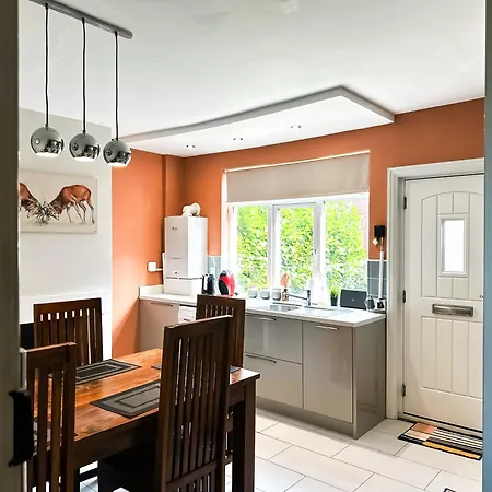 Holiday home 3 Bedroom 4 Bed Townhouse - Free Parking - Get In Touch For Personalised Quotes Leeds (West Yorkshire)
