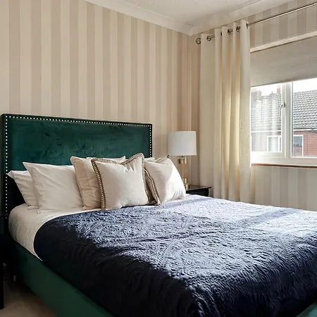 3 Bedroom 4 Bed Townhouse - Free Parking - Get In Touch For Personalised Quotes Leeds (West Yorkshire)