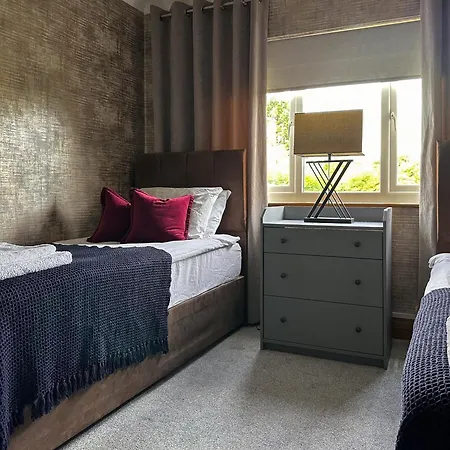 3 Bedroom 4 Bed Townhouse - Free Parking - Get In Touch For Personalised Quotes Holiday home *