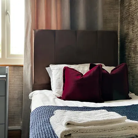 Holiday home 3 Bedroom 4 Bed Townhouse - Free Parking - Get In Touch For Personalised Quotes Leeds (West Yorkshire)