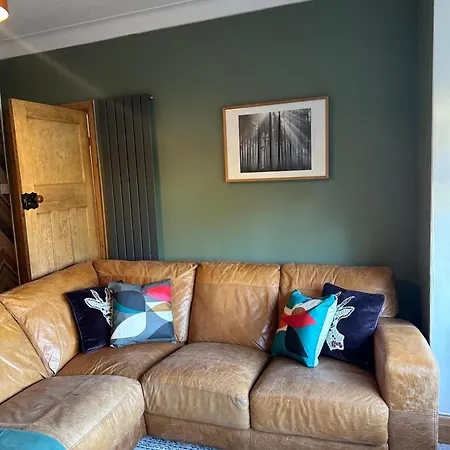 3 Bedroom 4 Bed Townhouse - Free Parking - Get In Touch For Personalised Quotes Holiday home