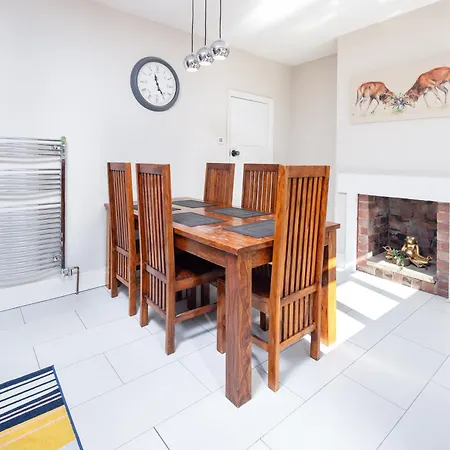 Holiday home 3 Bedroom 4 Bed Townhouse - Free Parking - Get In Touch For Personalised Quotes