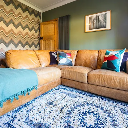 3 Bedroom 4 Bed Townhouse - Free Parking - Get In Touch For Personalised Quotes Holiday home Leeds (West Yorkshire)