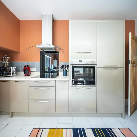 Holiday home 3 Bedroom 4 Bed Townhouse - Free Parking - Get In Touch For Personalised Quotes Leeds (West Yorkshire)
