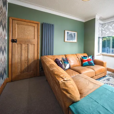 Holiday home 3 Bedroom 4 Bed Townhouse - Free Parking - Get In Touch For Personalised Quotes Leeds (West Yorkshire)