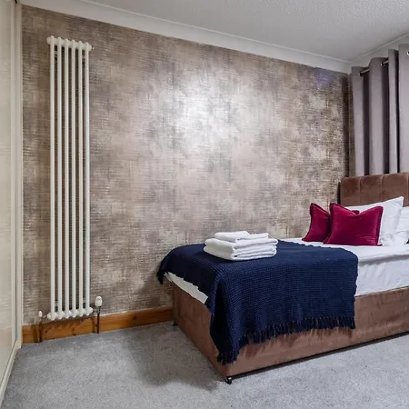 3 Bedroom 4 Bed Townhouse - Free Parking - Get In Touch For Personalised Quotes *