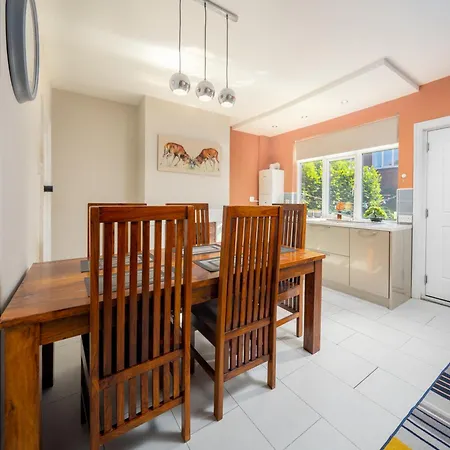 3 Bedroom 4 Bed Townhouse - Free Parking - Get In Touch For Personalised Quotes * Leeds (West Yorkshire)