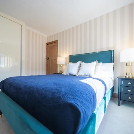 3 Bedroom 4 Bed Townhouse - Free Parking - Get In Touch For Personalised Quotes Holiday home *