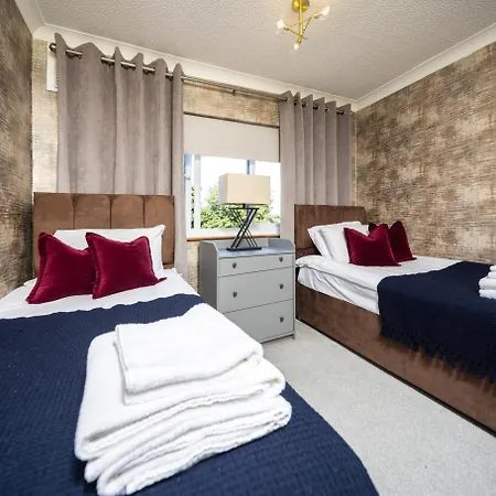 Holiday home 3 Bedroom 4 Bed Townhouse - Free Parking - Get In Touch For Personalised Quotes *